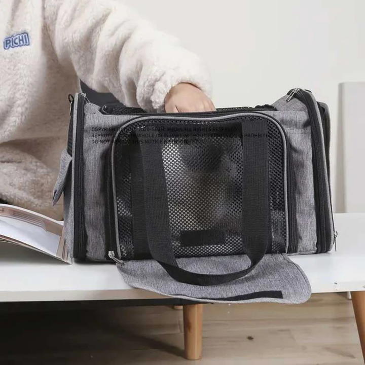 Durable pet carrier for small animals, ideal for travel, with ample ventilation and a cozy interior.
