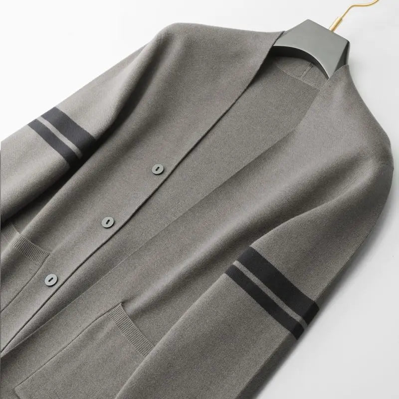 Elegant women's classic cardigan in a soft knit, perfect for everyday wear and versatile layering.