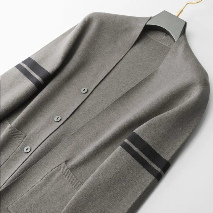 Elegant women's classic cardigan in a soft knit, perfect for everyday wear and versatile layering.
