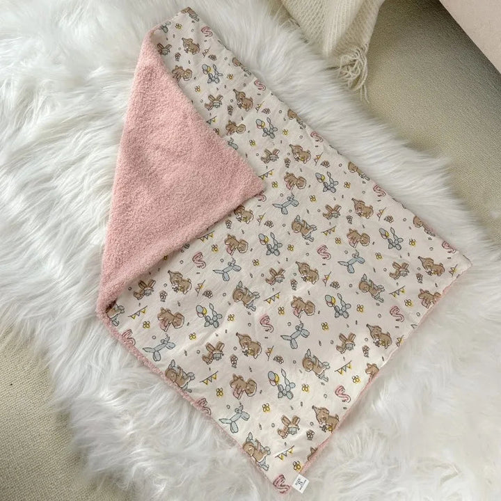 Comfortable cat bed made of soft coral fleece, washable pillow for restful sleep