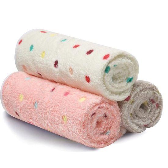 Comfortable pet blanket for dogs and cats, made from soft, washable fleece
