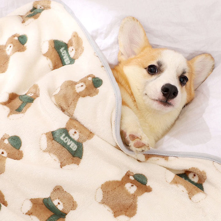 Soft fleece pet blanket in beige, ideal for cats and dogs, offering cozy comfort and warmth