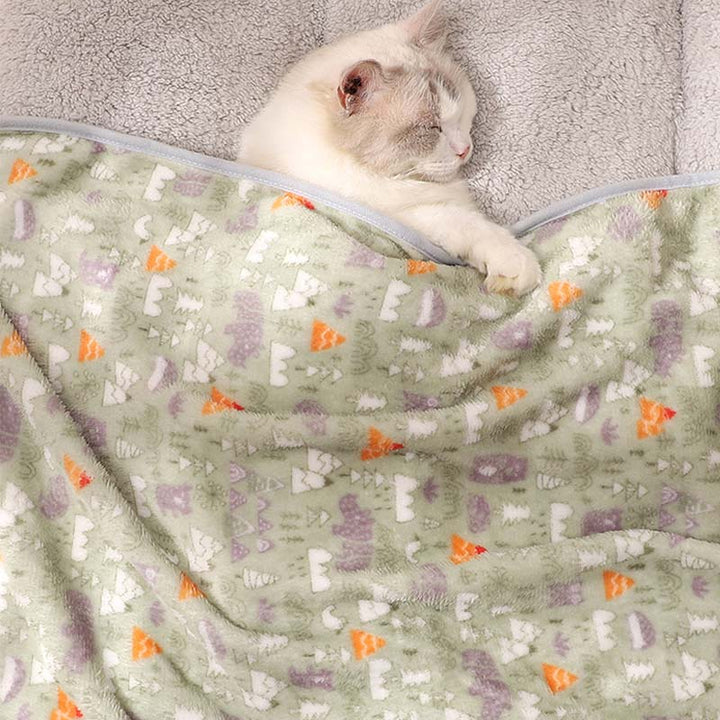 Soft pet blanket in green, ideal for dog beds and cat beds, offering warmth and cozy pet comfort