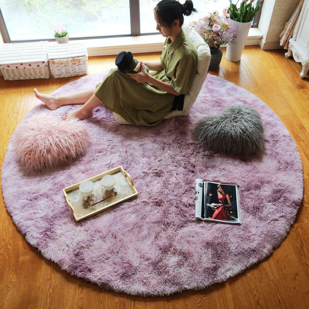 Chic charcoal gray fluffy round rug, offering luxurious softness and modern appeal.