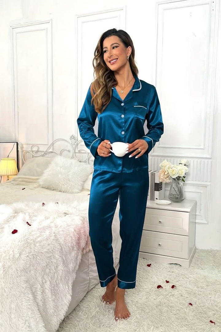 Comfortable women's sleepwear set featuring a relaxed fit and convenient pockets for ultimate ease.