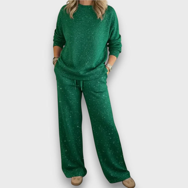 Soft women's two-piece lounge set in a relaxed fit, perfect for comfortable casual wear at home.