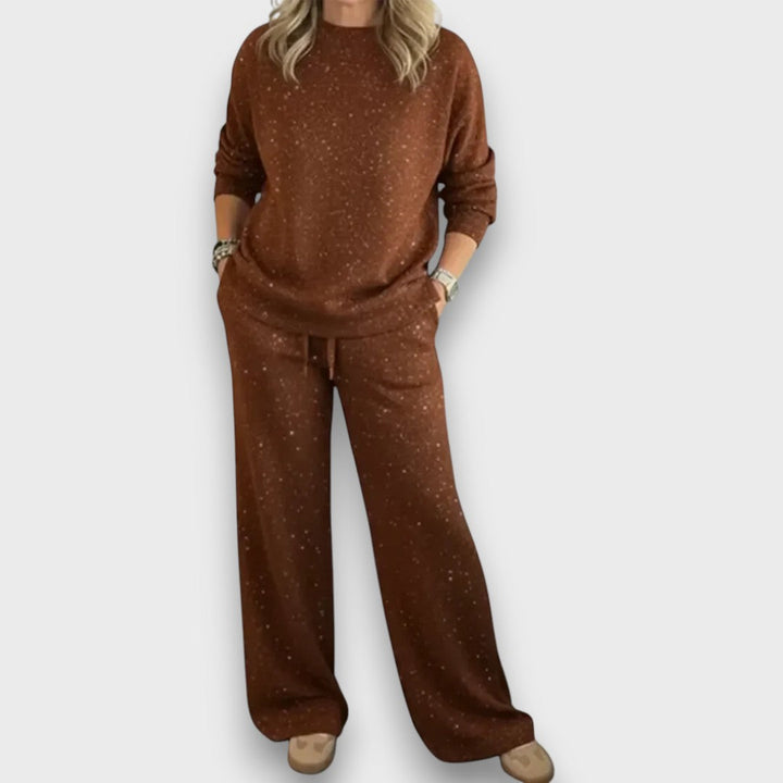 Plus size women's two-piece lounge set, featuring soft fabric and a comfortable relaxed fit for home.