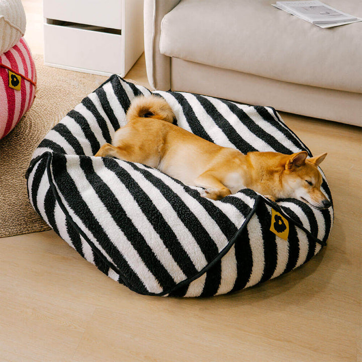 Washable striped polygonal dog bed, luxurious comfort for all dog breeds.