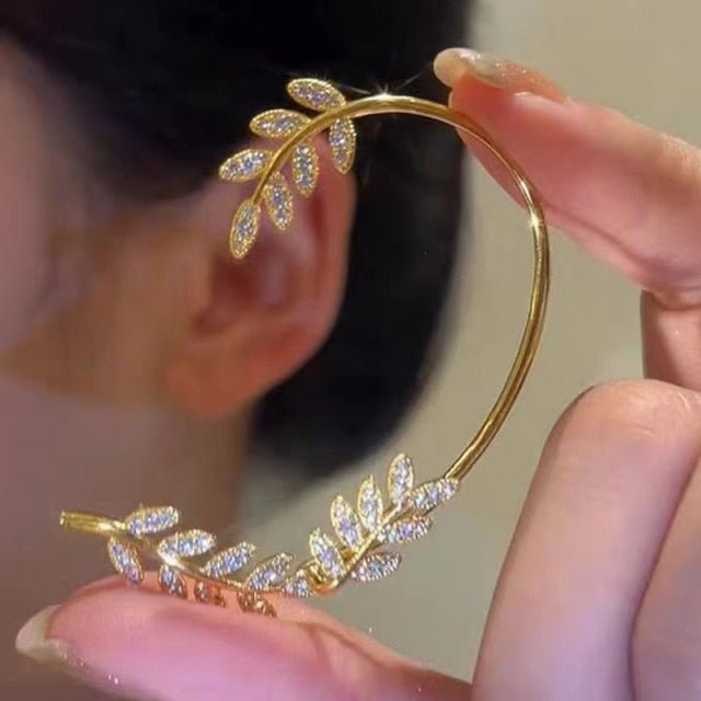 Women's fashion ear clips, adjustable & piercing-free. Stylish statement accessory for elegant appeal.