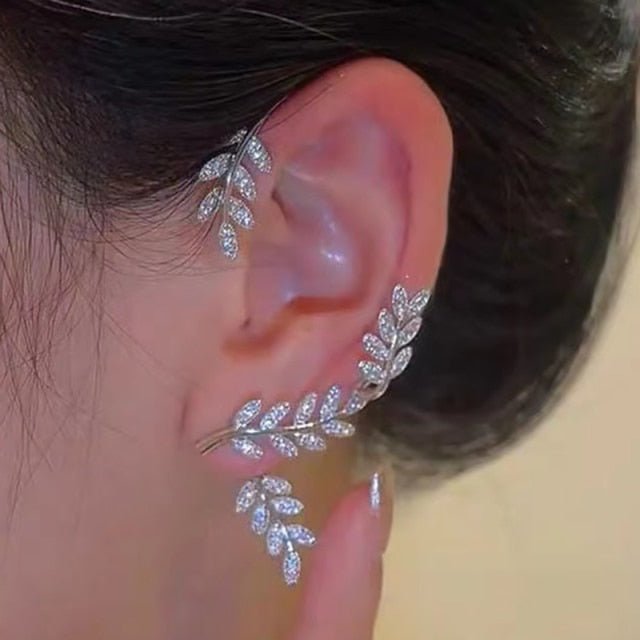 Adjustable gold clip earrings for women. Elegant, piercing-free jewelry, a stylish fashion accessory.