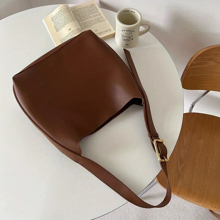 Chic black women's shoulder bag, an essential everyday accessory for modern and classic fashion.