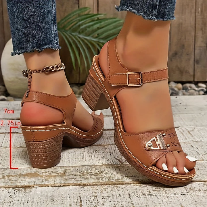 Open-toe women's flat sandals, comfortable & stylish for versatile casual wear.