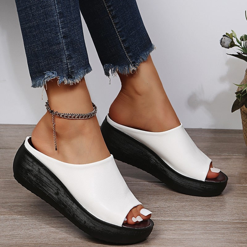 Casual women's sandals with adjustable buckle for comfort. Lightweight, slip-on footwear ideal for summer everyday wear.