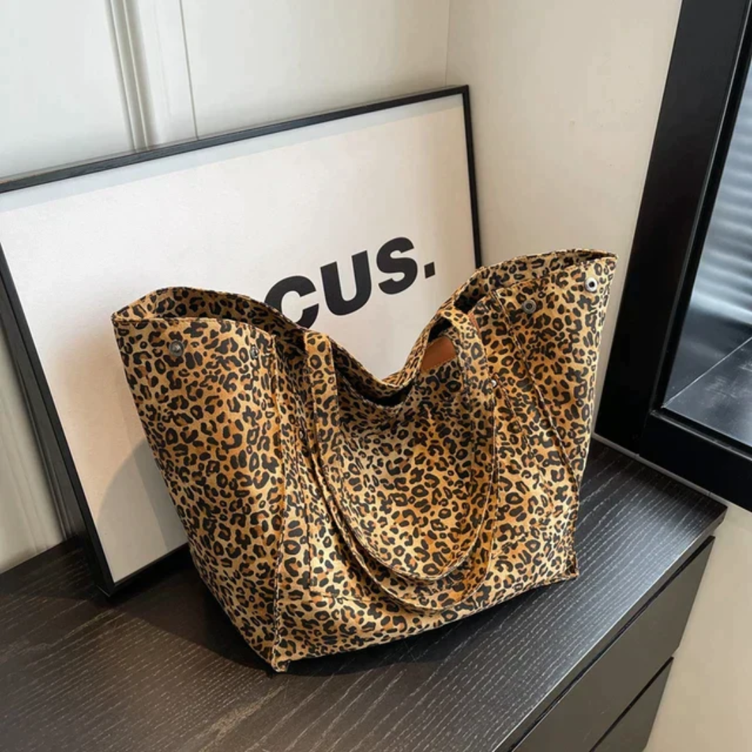 Stylish women's leopard print fashion handbag, perfect as a chic shoulder or tote bag accessory.