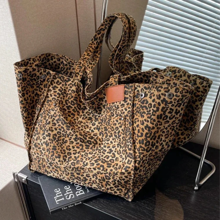 Fashionable women's leopard print handbag, an eye-catching animal print accessory for modern women.