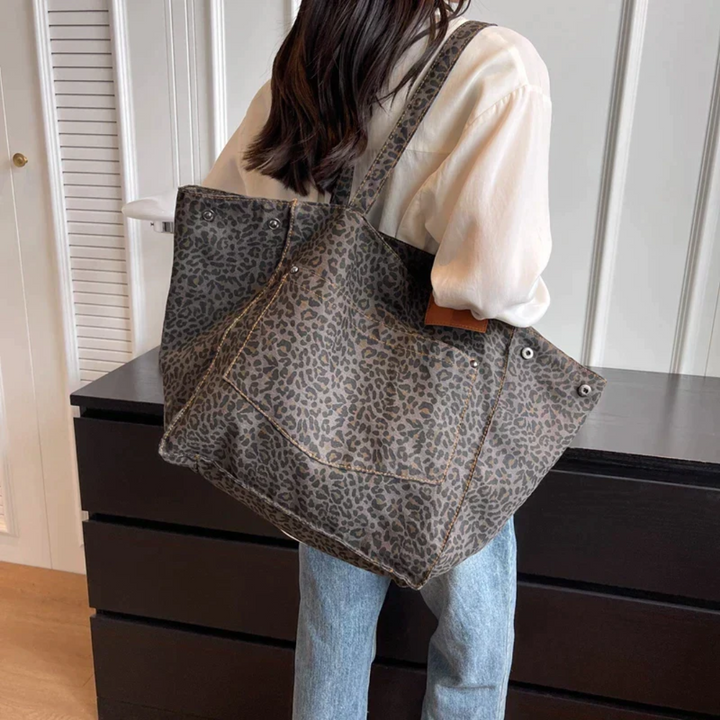 Trendy leopard print women's shoulder bag, a stylish animal print fashion accessory for versatile wear.