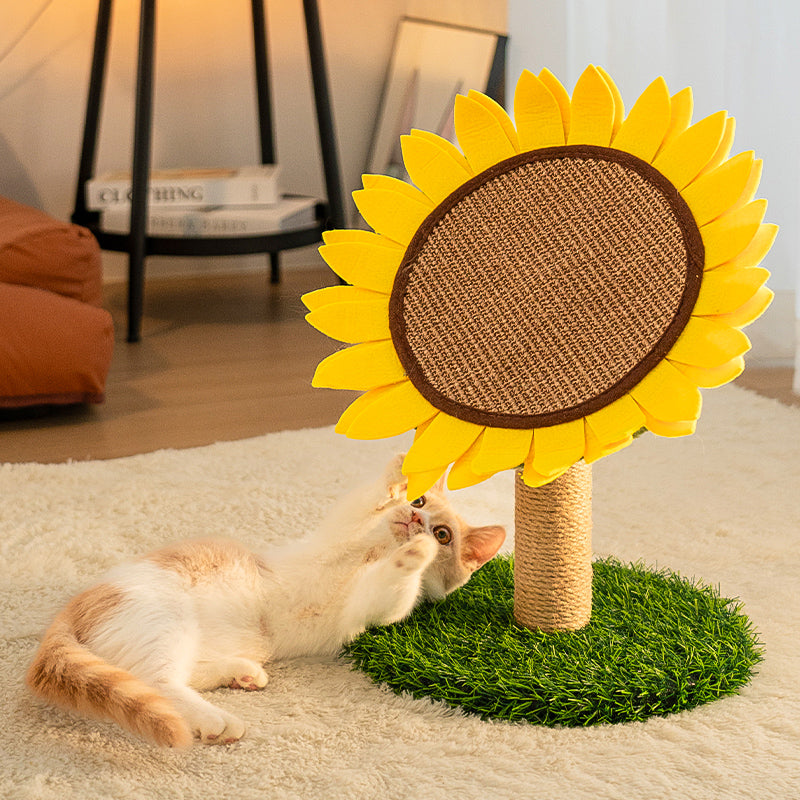 Detail of the stable grass-like base of the sunflower cat scratcher, ensuring durability and safety.