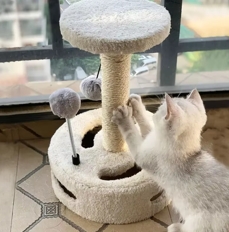 Cat furniture: unique sunflower scratching post with durable sisal and an interactive play element.