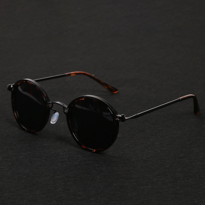 Classic unisex round polarized sunglasses with metal temples, providing essential UV protection.