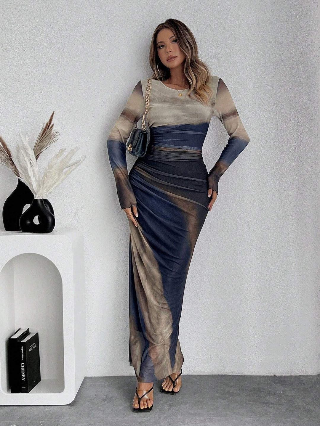 Fashionable women's bodycon maxi dress with long sleeves, perfect for elegant evening wear.