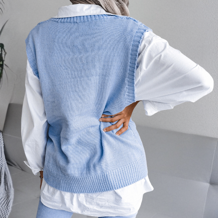 Chic women's knitted pullover, ideal for layering. A comfortable and trendy sweater for winter fashion.