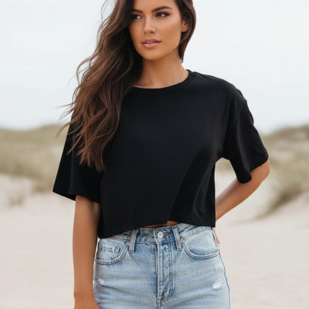 Comfortable women's short sleeve crop t-shirt for trendy casual wear. Stylish round neck summer top.