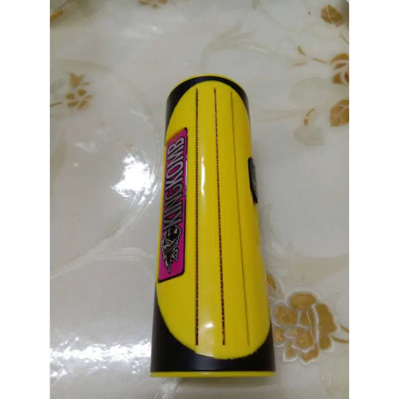 Versatile pet comb and de-shedding tool for effective pet hair removal and grooming