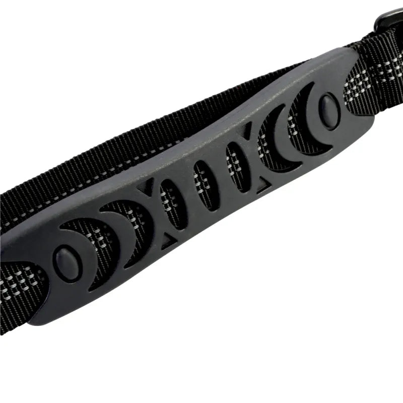 Detail of the comfortable handle and shock absorbing elastic on a black dog leash for training