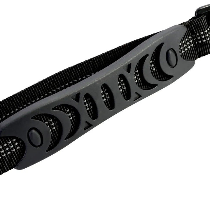 Detail of the comfortable handle and shock absorbing elastic on a black dog leash for training