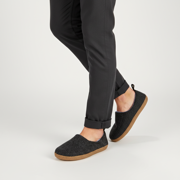 Warm Cloudwalk felt-lined slippers, unisex, perfect for autumn & winter home comfort. Soft & non-slip.