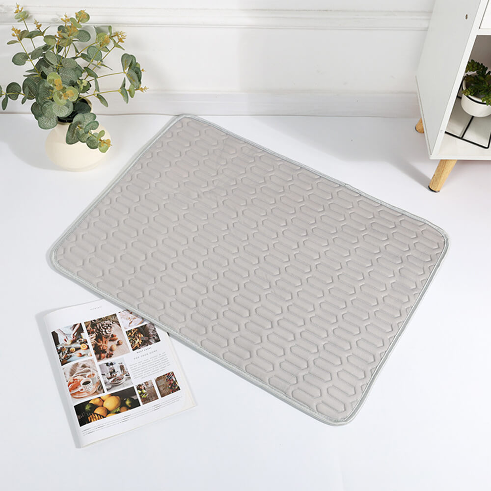 Breathable, washable cooling mat for dogs and cats, non-slip pet accessory