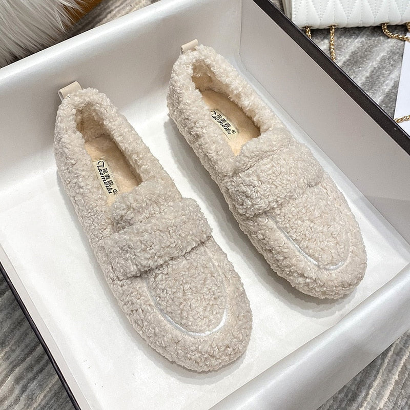 Comfortable unisex winter slippers, ideal as warm house shoes for relaxing at home.