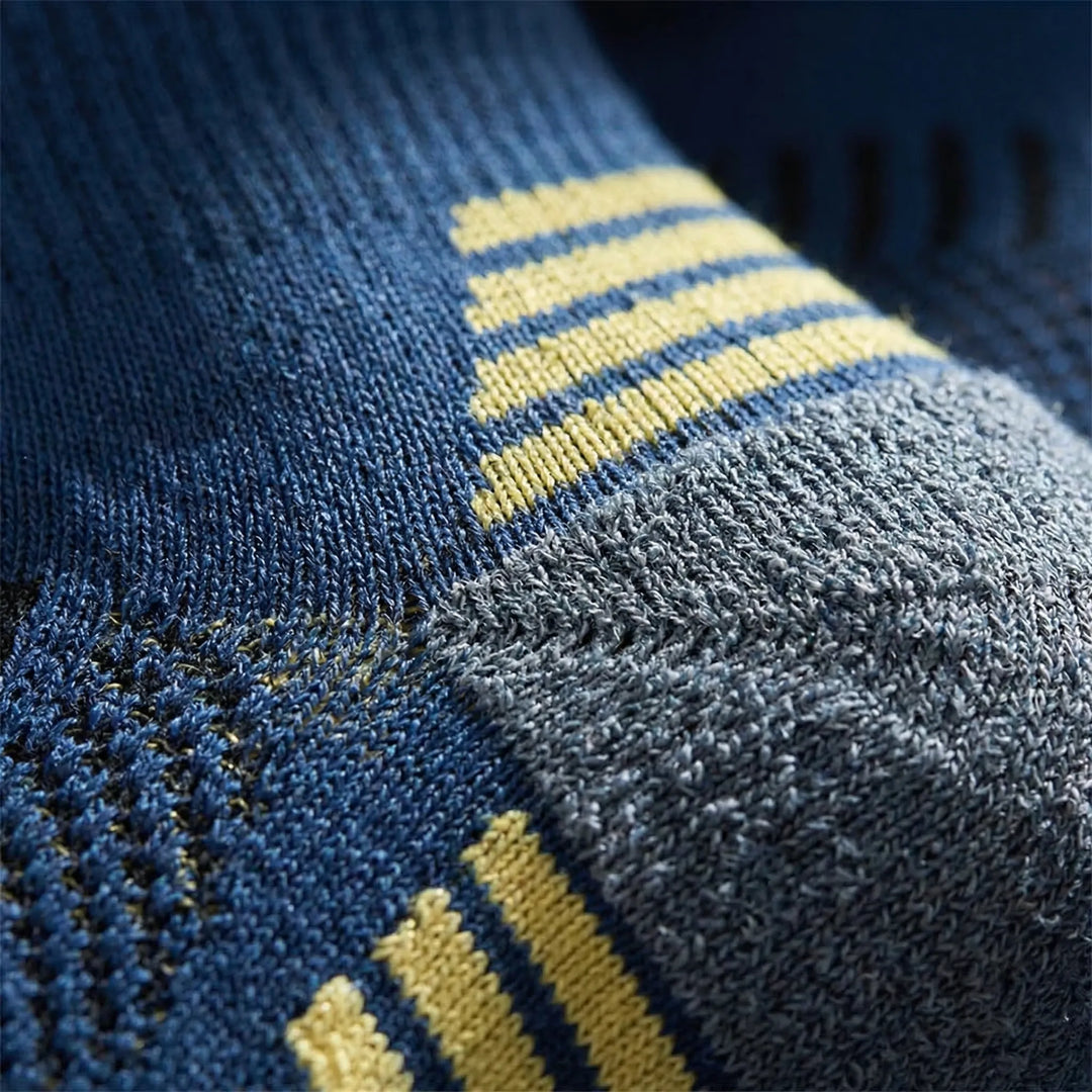 Quick-dry, breathable unisex ankle sports socks with arch support & heel cushioning for ultimate workout comfort.