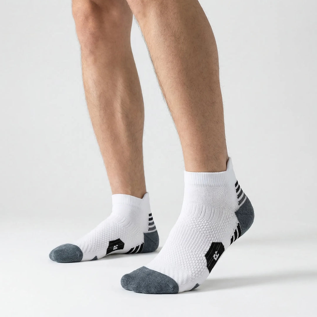 Cushioned ankle running socks for unisex athletes. Quick-dry, performance-enhancing design with secure, non-slip fit.