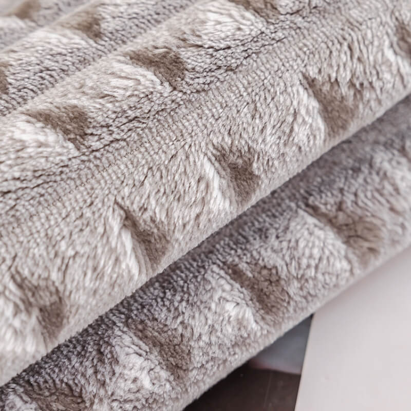 Washable flannel sofa cover for pets, ensuring clean and protected furniture.