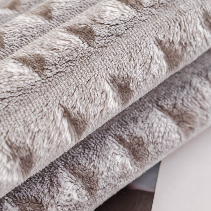Washable flannel sofa cover for pets, ensuring clean and protected furniture.