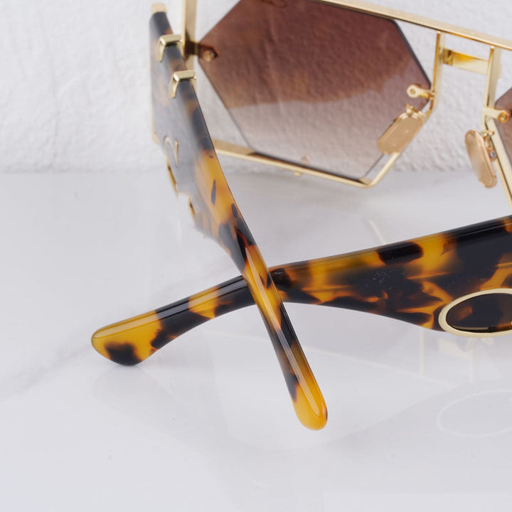 Fashionable unisex hexagon sunglasses with a durable alloy frame & UV400 protection.