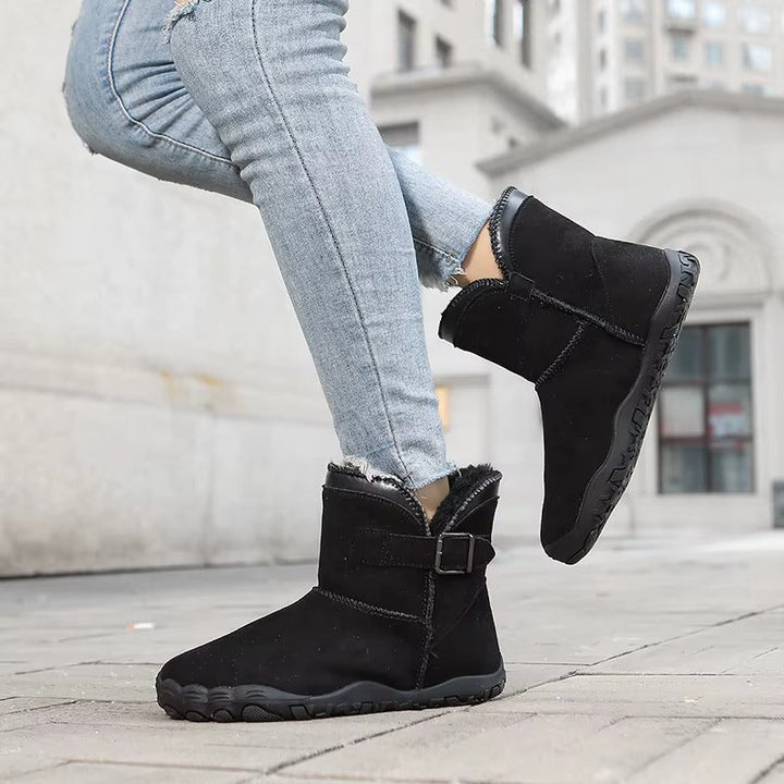 Flexible sole detail of unisex insulated barefoot winter boots, for natural walking.