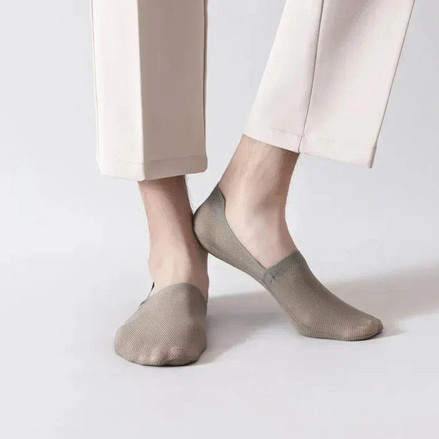 Low-cut unisex no-show socks with anti-slip silicone grip, ideal for hidden wear & preventing slips.
