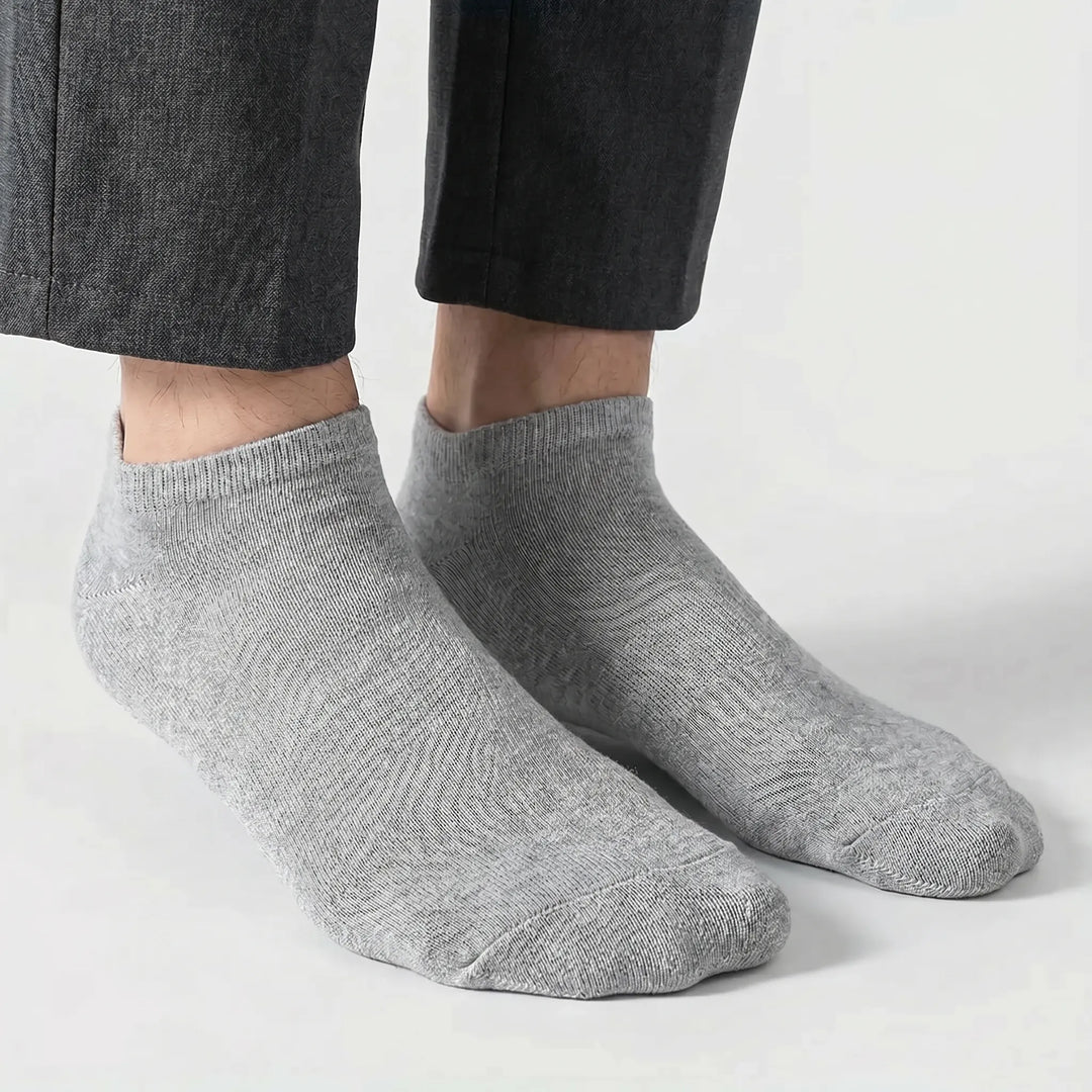 Comfortable no-show ankle socks for men & women, ideal for sports & daily activities.