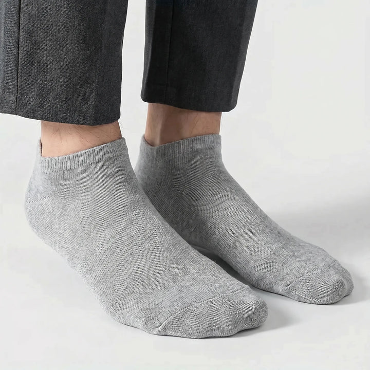 Comfortable no-show ankle socks for men & women, ideal for sports & daily activities.