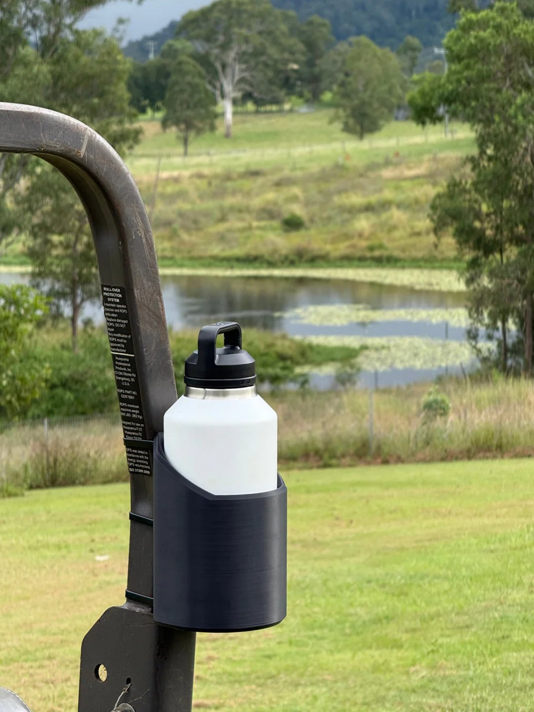 Strong magnetic bottle holder for workshop tools. Keep drinks secure & hands-free in your garage or industrial space.