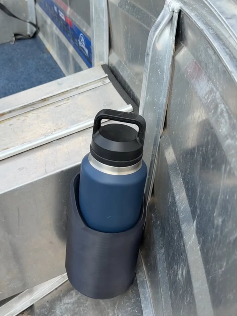 Hands-free gym accessory: magnetic bottle mount with heavy-duty grip. Securely holds water bottles during workouts.