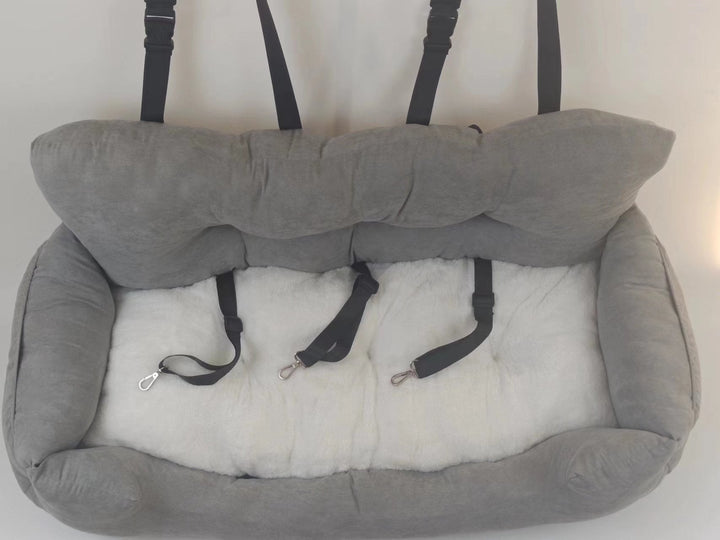 Washable pet bed in console booster seat for cars, gray, ensuring pet comfort & a clean vehicle.