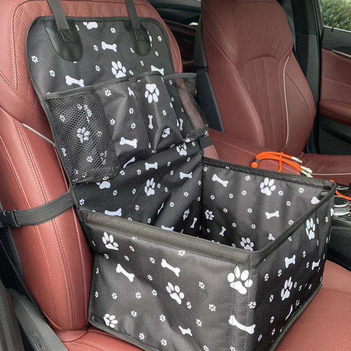 Gray pet car seat with integrated storage pouches, ensuring pet safety and organized car accessories.