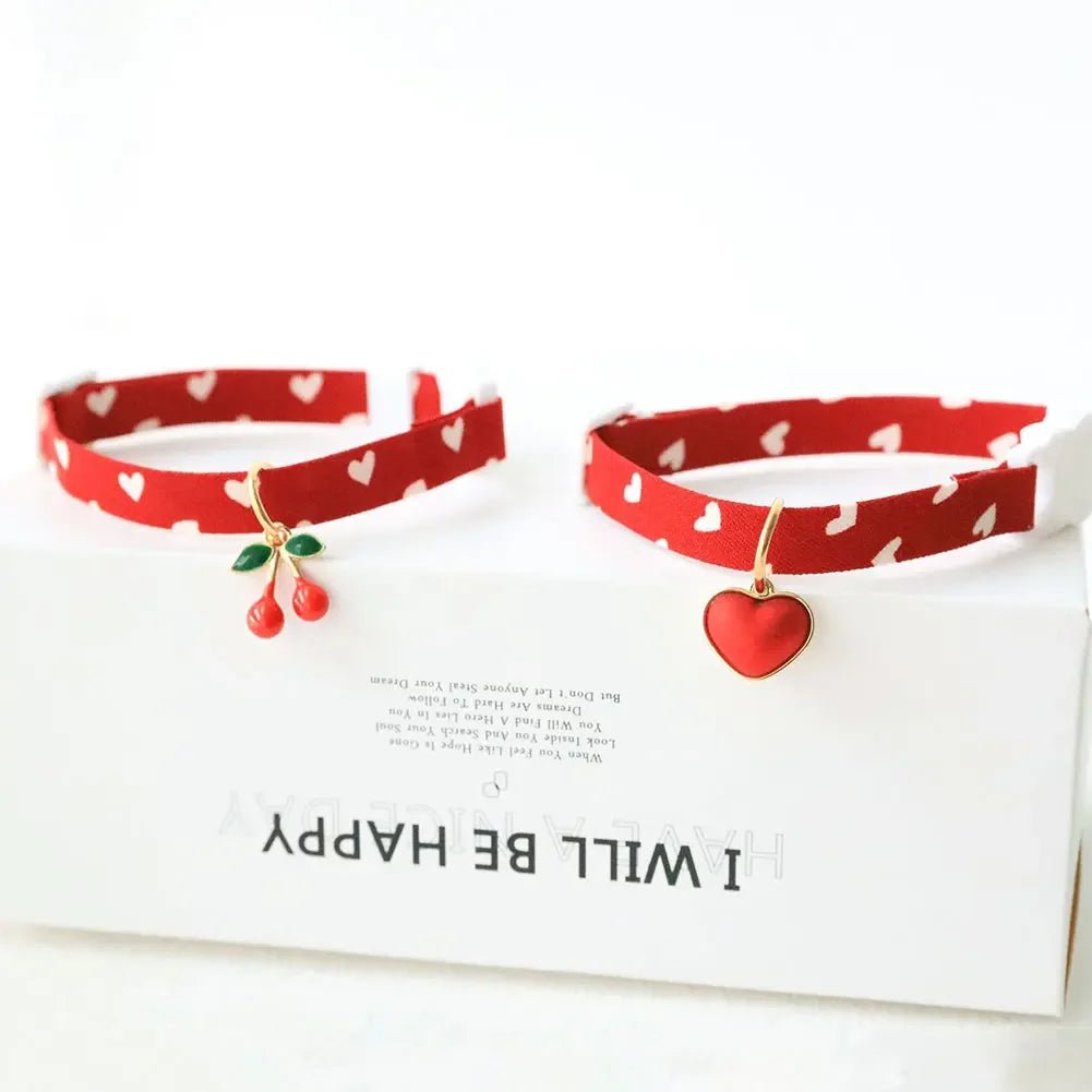 Pet collar with geometric pattern, adjustable, black and white design, comfortable cotton polyester.