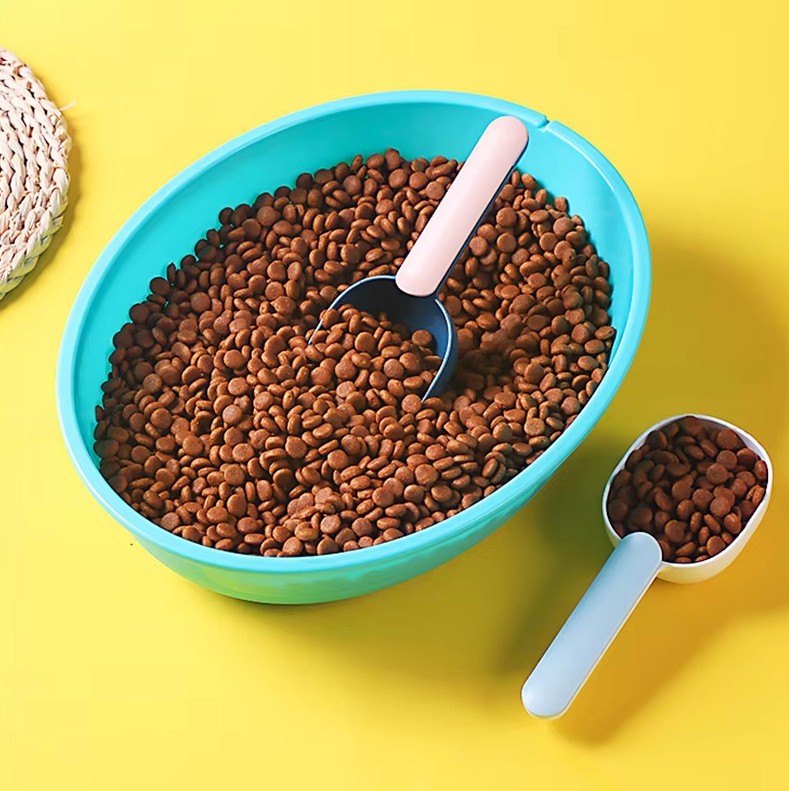Unisex pet food measuring scoop with integrated hook for portion control, ideal for dogs & cats.