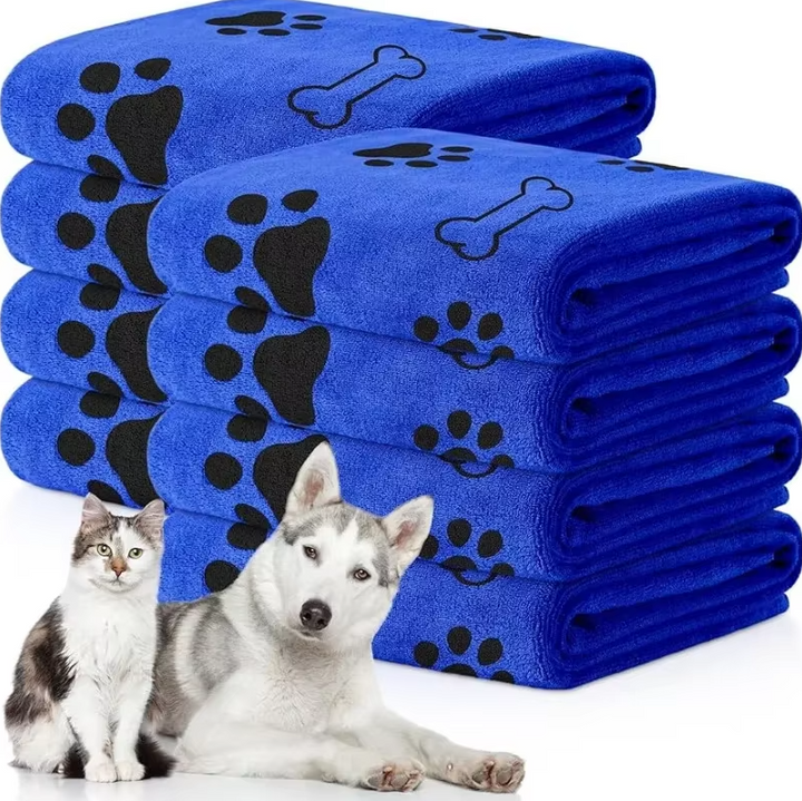 Fluffy blue pet towel made of microfiber, ideal for quick drying dogs and cats