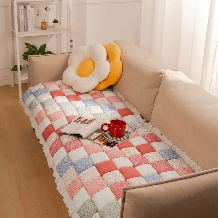 Stylish unisex plaid pet mat, adding a decorative touch while protecting furniture