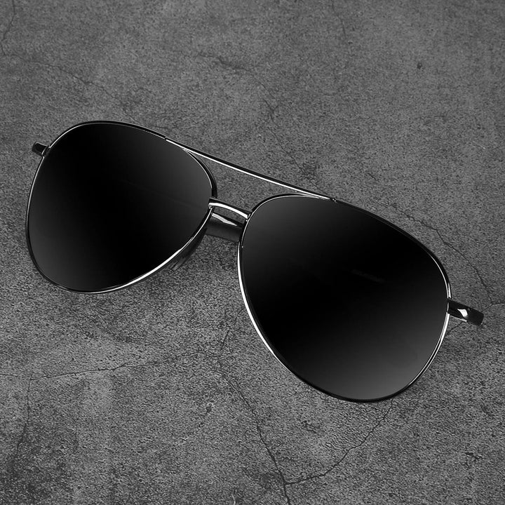 Classic unisex aviator sunglasses, polarized lenses reduce glare, offering essential UV400 eye protection.